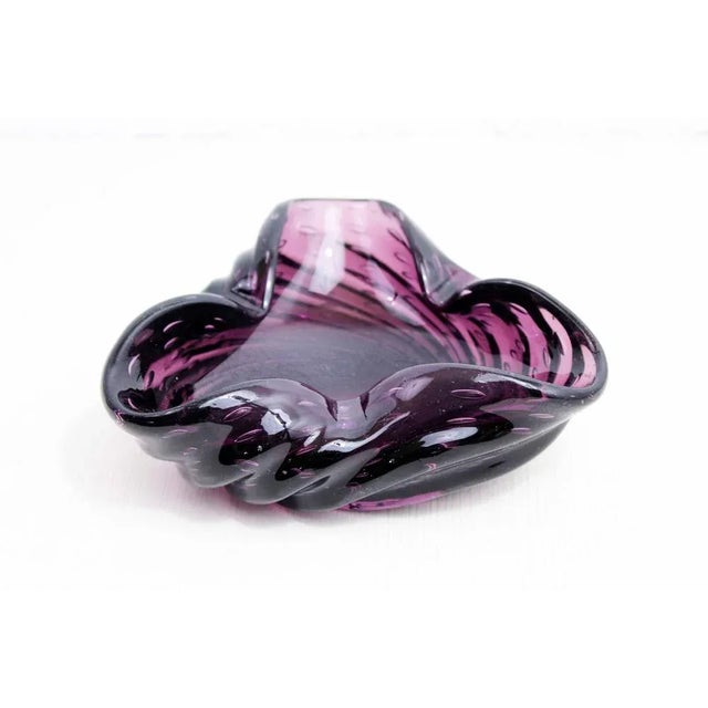 Large 1960 purple murano glass ashtray Whether as empty pocket, ashtray or simply in decoration, these 1960s classics did...