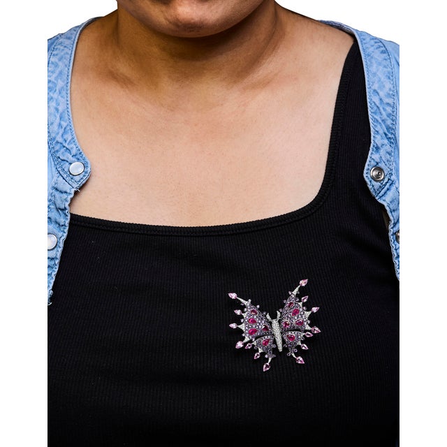 Immerse yourself in the elegance and charm of this 18K white gold butterfly brooch, where sophistication meets whimsical...