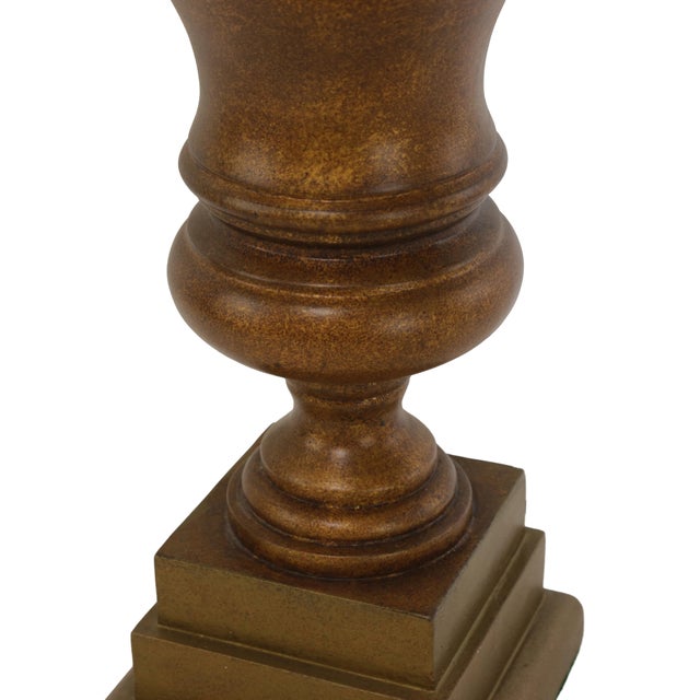 A Vintage Neoclassical Wooden Trophy-Shaped Table Lamp. For Sale In New York - Image 6 of 8
