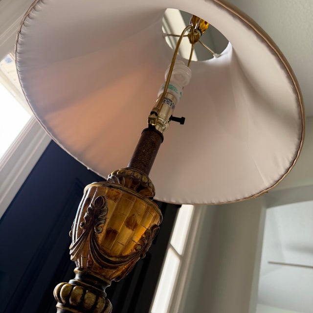 Metal 1980s Hollywood Regency Berman Gilded Floor Lamp With Amber Mosaic Glass Urn For Sale - Image 7 of 11