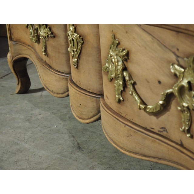 Circa 1750 French Crossbow Front Commode in Lightly Scrubbed Walnut For Sale - Image 14 of 18