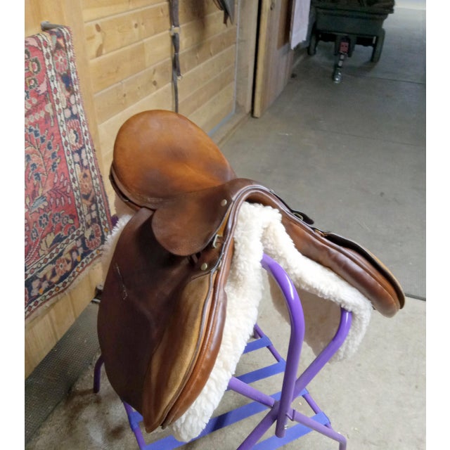 English Vintage Mid Century Equestrian Saddle Made in England for Barrington Saddlery For Sale - Image 3 of 6