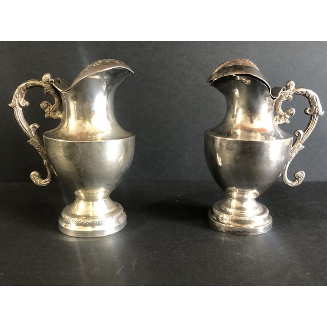 Liturgical vinaigrettes in very good condition, measurements of each cruet: 10x6x5.5cm Tray 21x11x12.5cm weight of the set...