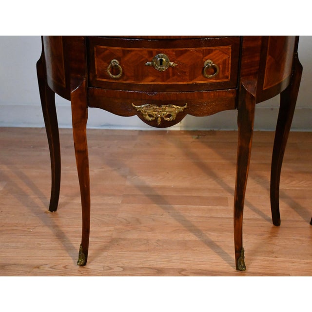 1890s Pair French Louis XV Walnut Satinwood Inlay & Marble Top Nightstands For Sale - Image 6 of 18