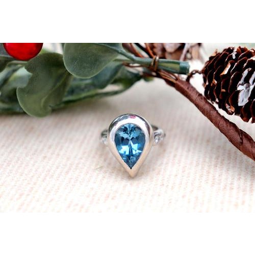 18 Karat White Gold Ring with Brilliant Cut Diamonds and Pear-Shaped Blue Topaz For Sale - Image 5 of 8