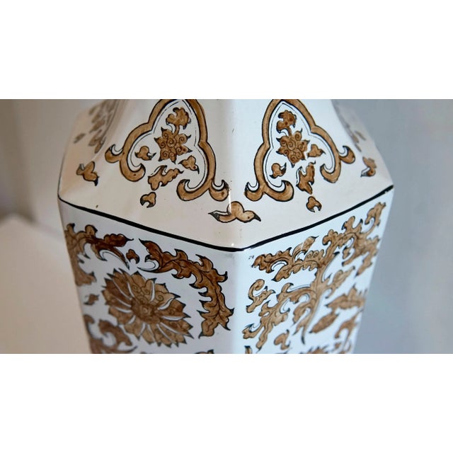 1960s Ivory and Tan Porcelain Hexagon Shaped Hand Painted Vintage Table Lamp For Sale - Image 4 of 5
