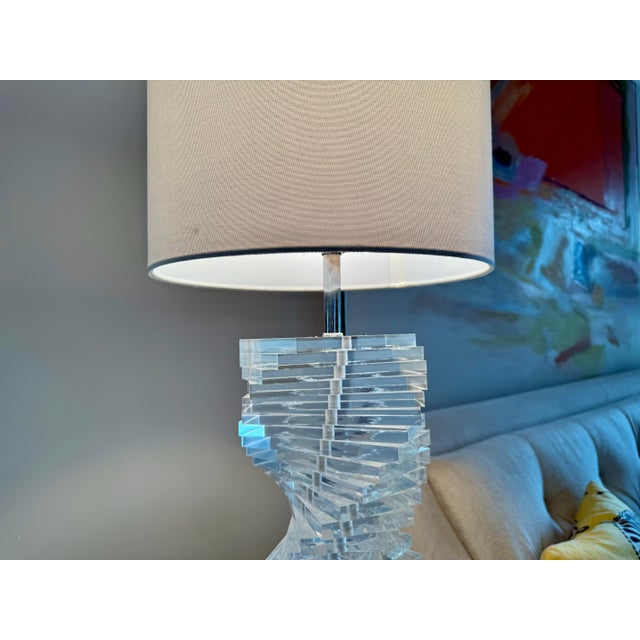 Mid-Century Modern Late 20th Century Karl Springer Style Lucite Helix Twist Table Lamp For Sale - Image 3 of 11