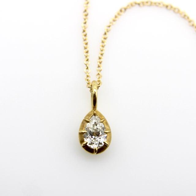 1990s 18k Gold Pear-Shaped Diamond in Collett Setting on a 16” Chain For Sale - Image 4 of 12