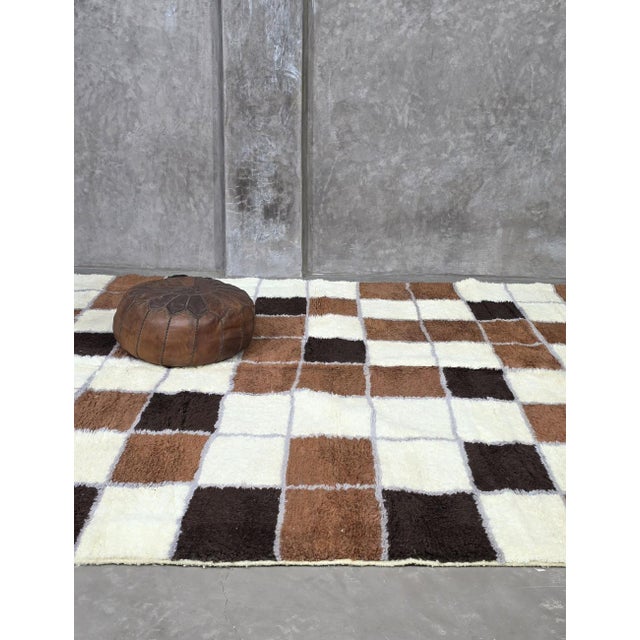 Brown Checkered Moroccan Rug – Handmade Modern Berber Wool Carpet This striking handmade Moroccan rug features a bold...