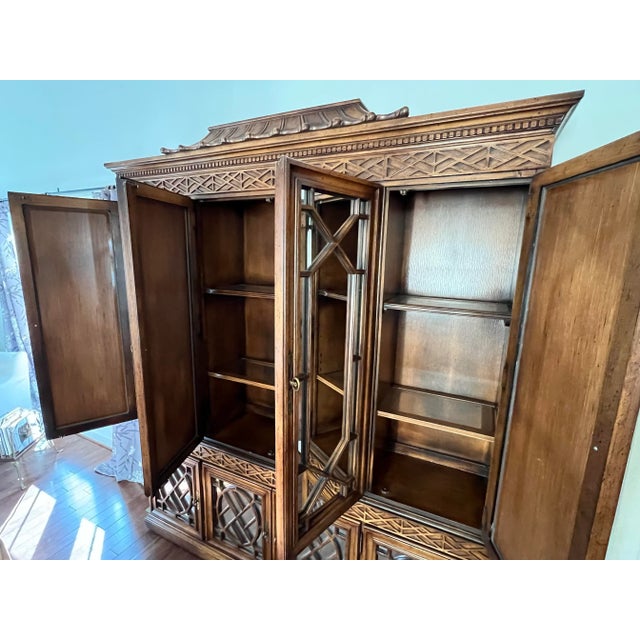 Wood Late 20th Century Chinese Chippendale Chinoiserie Style Lighted China Cabinet With Pagoda Top and Mirrored Doors For Sale - Image 7 of 12