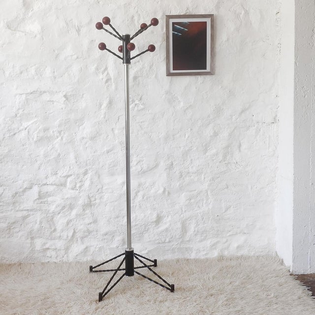 Chrome-plated metal axle, eight arms on two levels of twisted wrought iron topped with burgundy Bakelite balls. Base with...