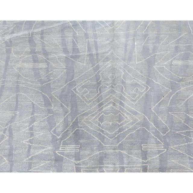 Doris Leslie Blau collection Modern Eskayel Akimbo grey and white handwoven wool rug. Size: 12'2" × 16'4" (370 × 497 cm)...