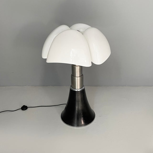Italian modern table lamp Pipistrello by Gae Aulenti for Martinelli Luce, 1970s Pipistrello table lamp with rounded white...