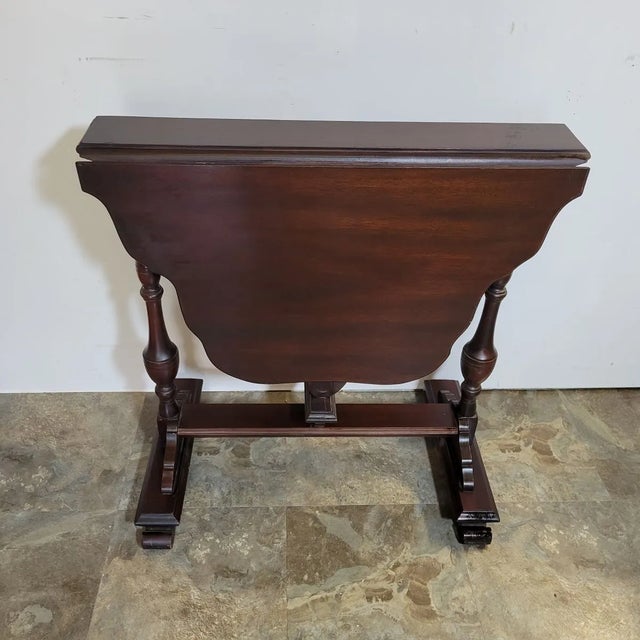 Late 19th century English drop-leaf Victorian Sutherland table with 2 arms that swing outwards to extend the 2 leaves of...