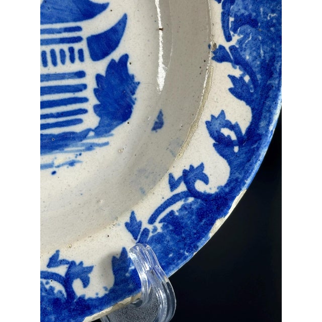 Spanish Hand-Painted Blue and White Talavera Plate with Chinoiserie Pagoda and Scroll Rim, 1730-1770s For Sale - Image 4 of 8