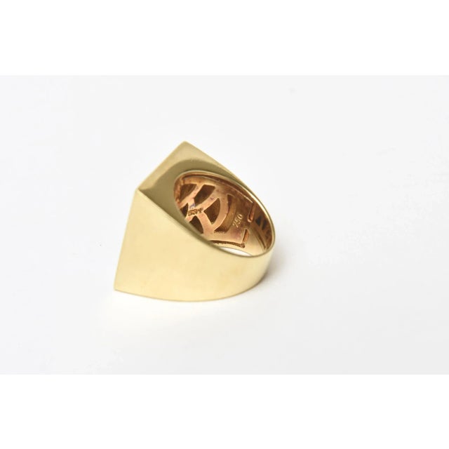 Vintage Italian 18k Gold, Onyx and Mother of Pearl Geometric Ring, Size 7 For Sale In Miami - Image 6 of 9