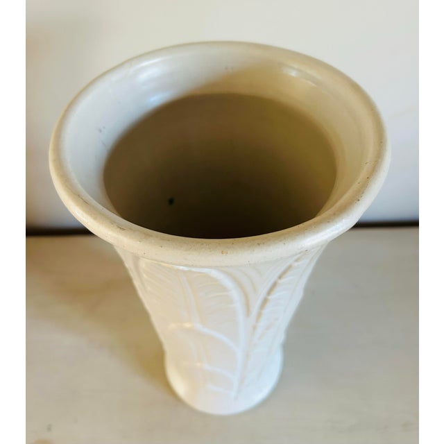 Vintage 1940’s Palm Beach Regency Style Tall Vase by Robinson Ransbottom Pottery Co For Sale In Philadelphia - Image 6 of 7