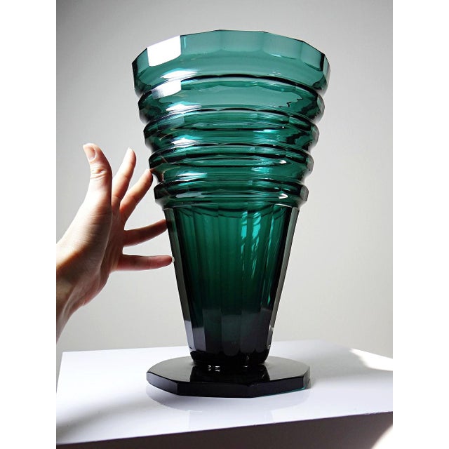 Large Antique Art Deco Vase in Cut Emerald Crystal, Bohemia, 1920s For Sale - Image 3 of 15