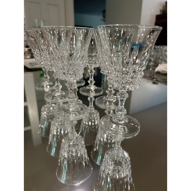 Glass Set of 7 Crystal Wine Glasses in the Tuilleries Villandry Pattern - French Maker Crystal D’Arques - Durand, 1980s For Sale - Image 7 of 7