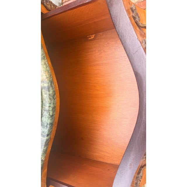 1970s Pair of French Louis XV Style Burl Wood Bombe Nightstands With Green Marble Tops & Bronze Mounts For Sale - Image 14 of 15