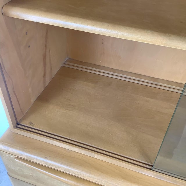 Mid-Century Heywood-Wakefield Wheat Hutch Display Cabinet For Sale - Image 15 of 16