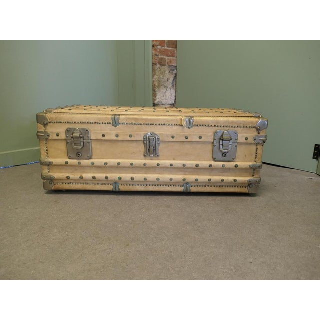 French Art Deco Velum Leather Trunk, 1920 For Sale - Image 3 of 8