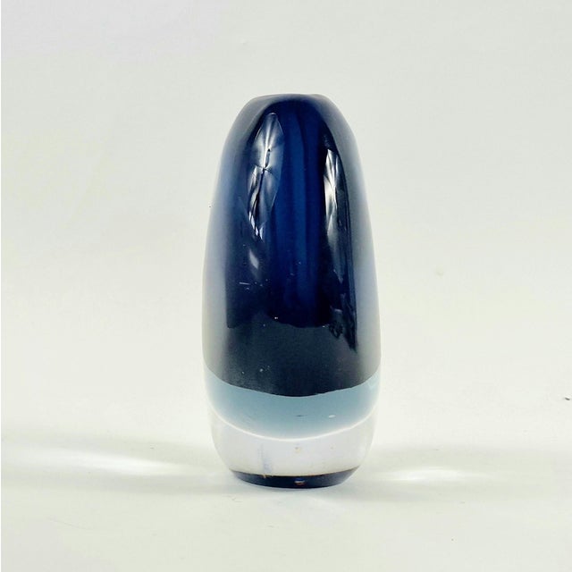 Mid-Century Modern Mid-Century Scandinavian Sommerso Art Glass Vase by Vicke Lindstrand for Kosta, Sweden, 1960s For Sale - Image 3 of 9