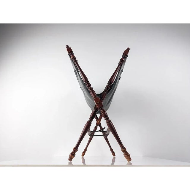 Elegante revistero realizado en madera con detalles torneados y un distinguido cuero negro que realza esta pieza de...