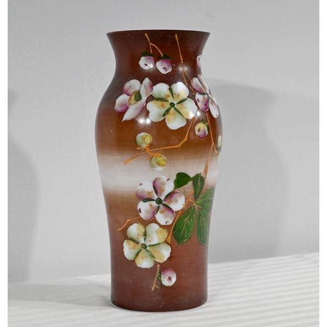 Fine porcelain vase with flat seat and flared collar. The slightly curved belly has decorations of branches of flowers and...