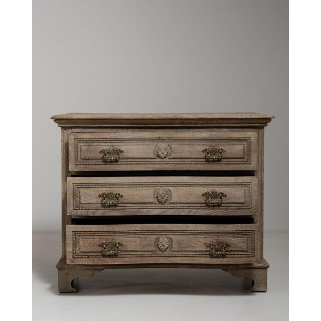 A chest of drawers whose whitewashed weathered wood, 4 drawers gives it real character at first glance. Originating in...