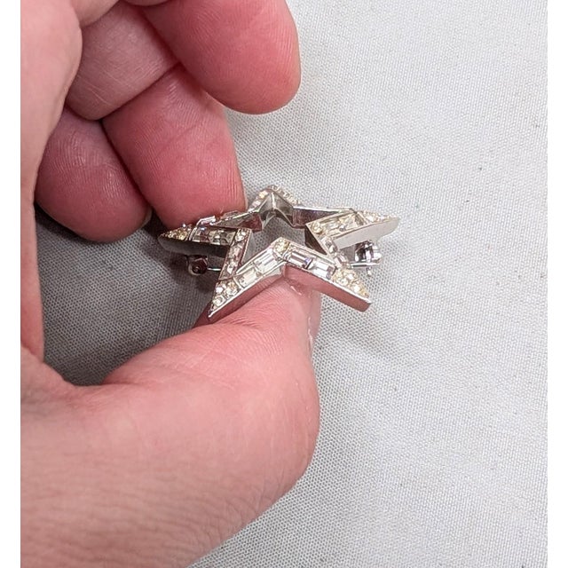 Vintage 1950s Signed Kramer of Ny Rhodium Plated Clear Rhinestone Star Brooch For Sale In Philadelphia - Image 6 of 10