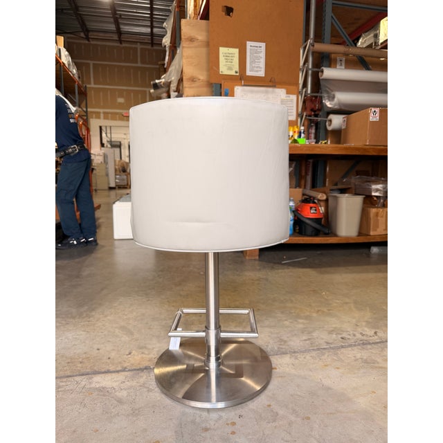 Attributed Vanguard Light Gray Leather Counter Stool With Chrome Pedestal Base For Sale - Image 4 of 5