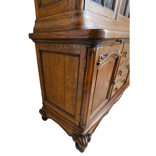 Vintage 1930s Country French Louis XV Quarter Sawn Oak China Cabinet Hutch For Sale In Los Angeles - Image 6 of 12