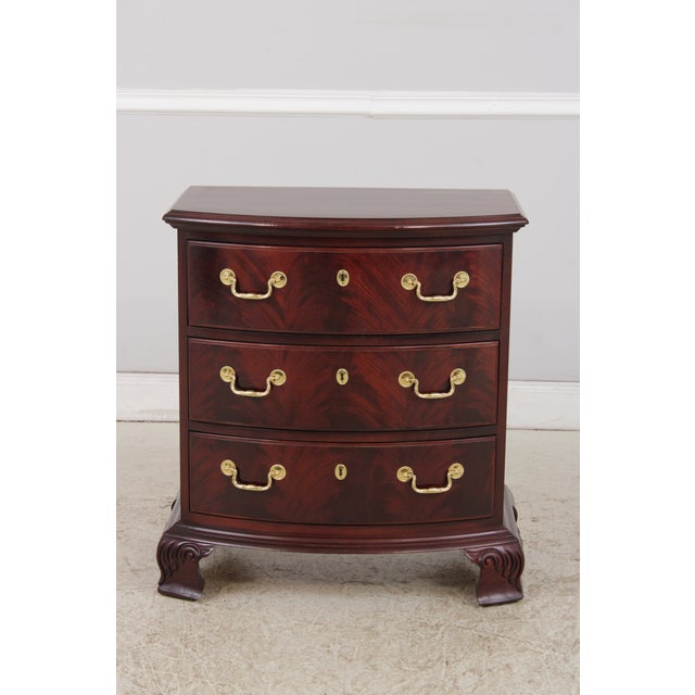 Traditional Pair of Thomasville Mahogany Nightstands For Sale - Image 3 of 14