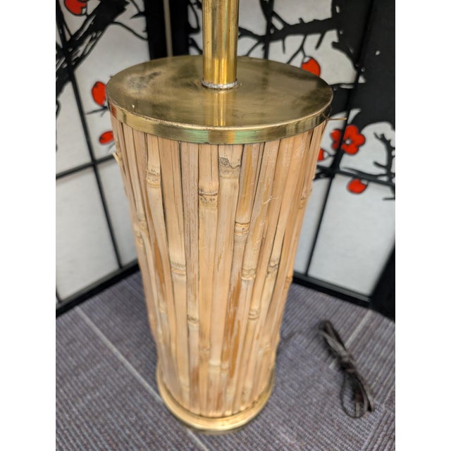 Mid-Century Modern 1960s Mid Century Bamboo Split Rattan Column Shaped Table Lamp With Brass Details For Sale - Image 3 of 9