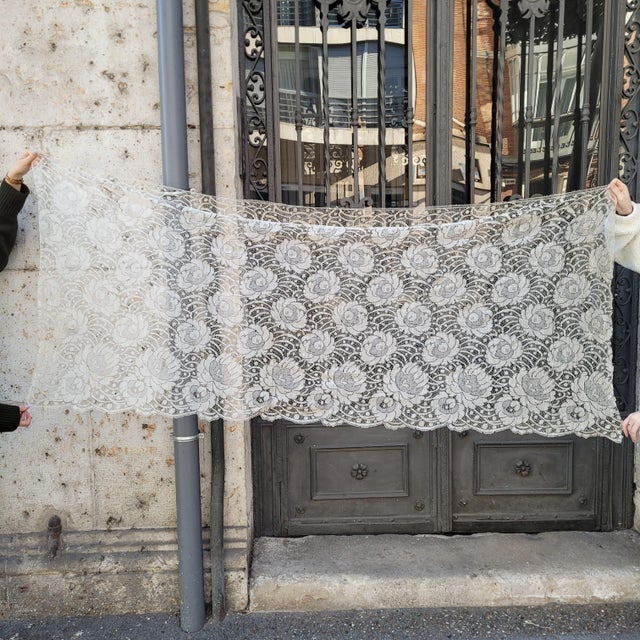 White Lace Mantilla, Spain, 1930s For Sale - Image 3 of 18