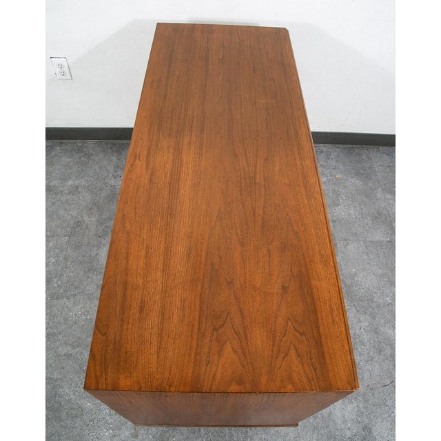 Mid Century Modern Desk Bp John Metal 4 Drawer Walnut Vintage Floating Kneehole For Sale - Image 4 of 9