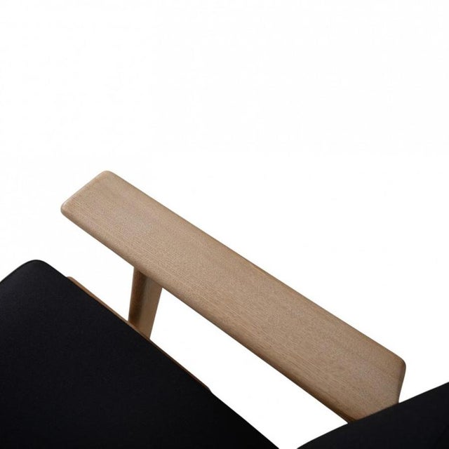 GE290 Three-Seater Sofa in Oak and Black Fabric by Hans Wegner, 2000s For Sale - Image 10 of 18