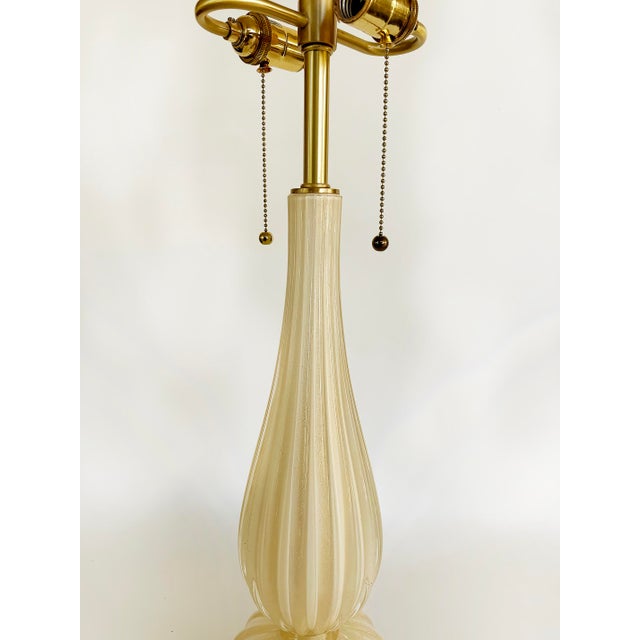 Murano Vintage Murano Sommeroso Gold-Infused Venetian Glass Lamp, Lucite Base, Signed For Sale - Image 4 of 10
