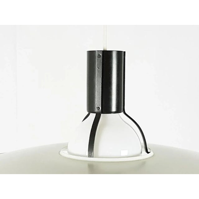 1970s Model 2133 Pendant Lamp in Black and White Lacquered Metal by Gino Sarfatti for Arteluce & Flos, 1970s For Sale - Image 5 of 9