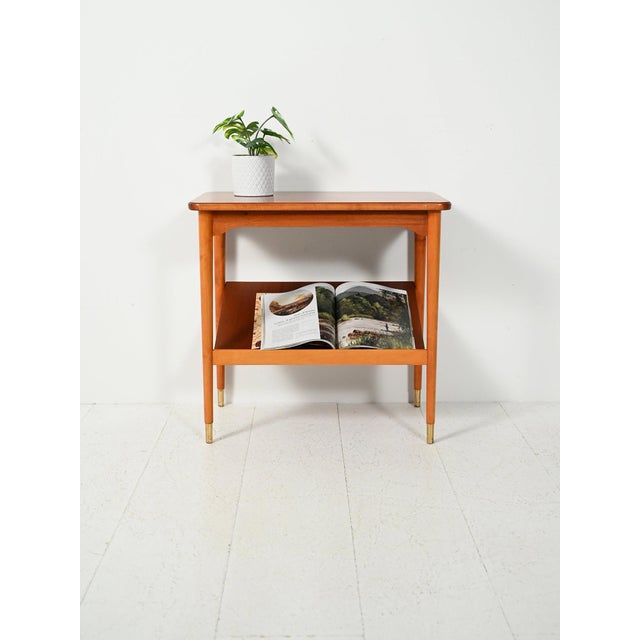 Scandinavian coffee table from the 1950s and 1960s in mahogany and oak, with a magazine shelf and a refined color contrast...