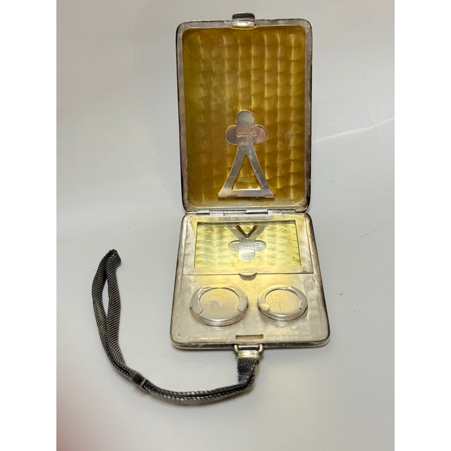 Vintage Elgin Art Deco Period Sterling Silver Ladies Dance Purse Compact Mirror With Coin Slots and Silver Mesh Wrist Strap For Sale - Image 4 of 16