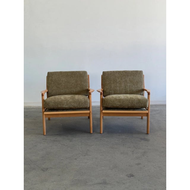 W31 D33 H30 SW23.5 SD21 SH20 AH21 Made in house using solid alder wood for the frame with hand sculpted arms. Units have...