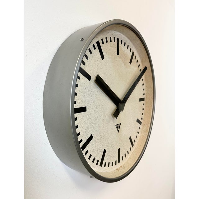Mid-Century Modern Large Industrial Grey Wall Clock from Pragotron, 1960s For Sale - Image 3 of 16