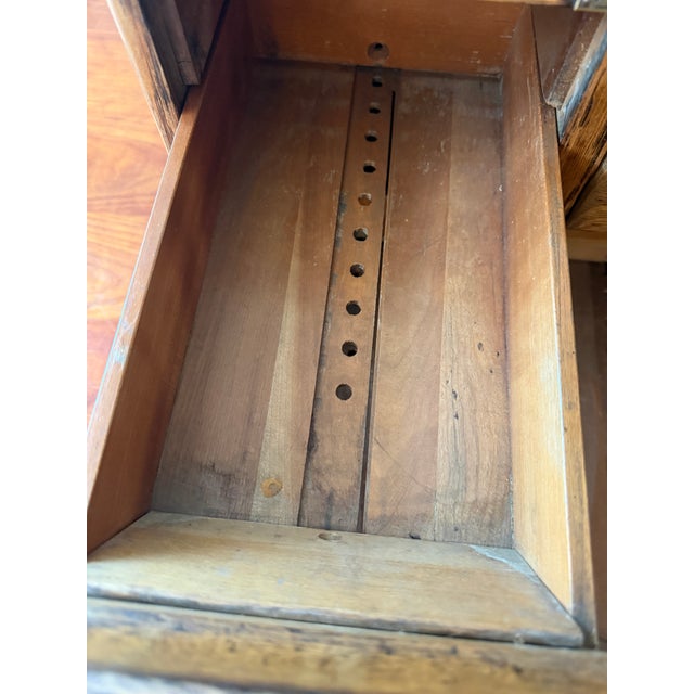 1940s Antique Library Bureau Quarter-Sawn Oak 4-Drawer Card Catalog File Cabinet – Original Brass Hardware For Sale - Image 5 of 17