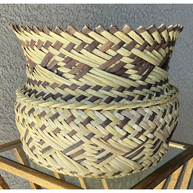 Late 20th-Century Perfectly-Sized Tarahumara Handwoven Sotol Leaf Basket Cachepot, Mexico For Sale - Image 17 of 17