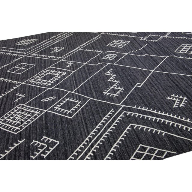 Early 21st Century Contemporary Apadana's Nantucket Collection Flatweave Kilim Designed Wool Rug in Charcoal For Sale In New York - Image 6 of 7