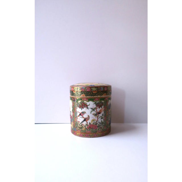 A beautiful vintage decorated Famille Rose ceramic decorative box, Chinoiserie style, circa mid-20th century. Box and lid...