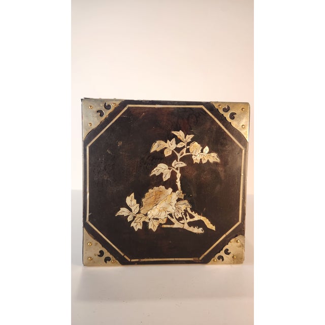 This is a wonderful 1920s antique mahjong set produced in China for the international market. It includes 144 tiles + 4...