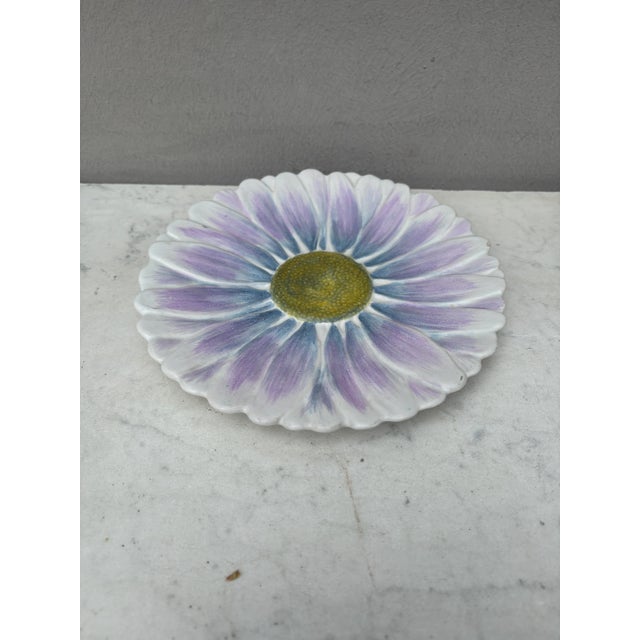 French Majolica Daisy plate Marcel Guillot Vallauris, circa 1950. 8.2 inches diameter.